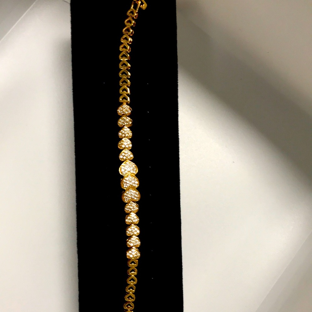 Beautiful gold plated heart bracelet.